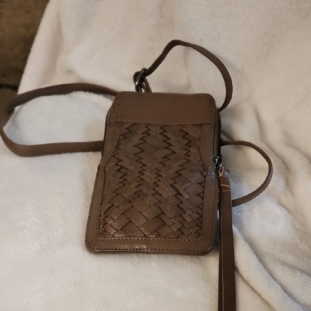 Feel Free To Bundle!! Day & Mood, Brown Leather Crossbody Bag. - Picture 4 of 6